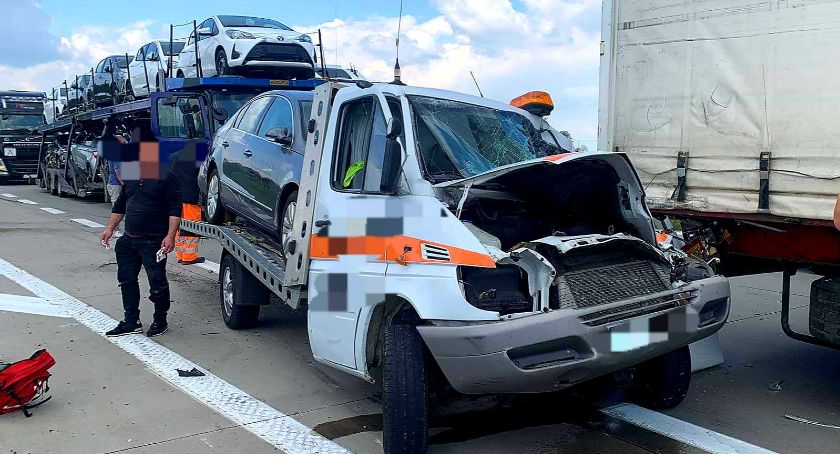 Wypadek na autostradzie A4 z udziałem 3 ciężarówek i lawety