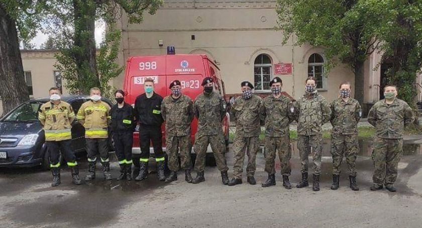 Pomogli w rozładunku żywności dla potrzebujących