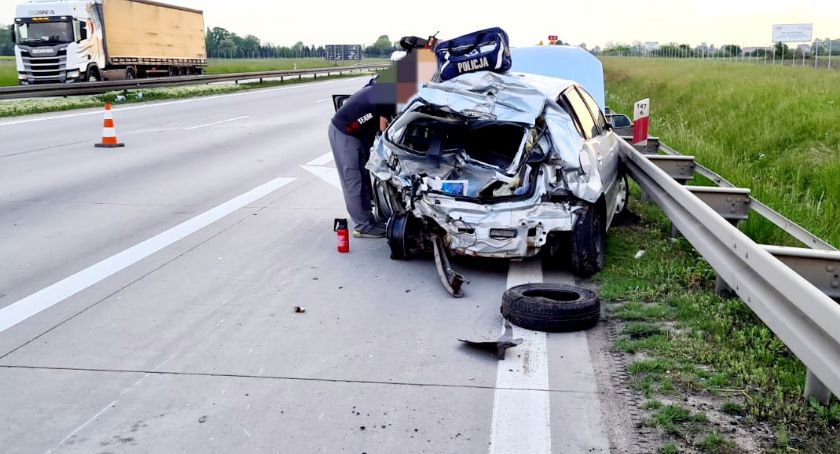 Osobówka bez tyłu i wywrócona przyczepa na autostradzie A4
