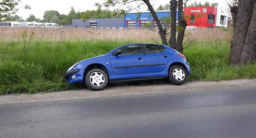 Na Miłoszyckiej Peugeot wjechał do rowu