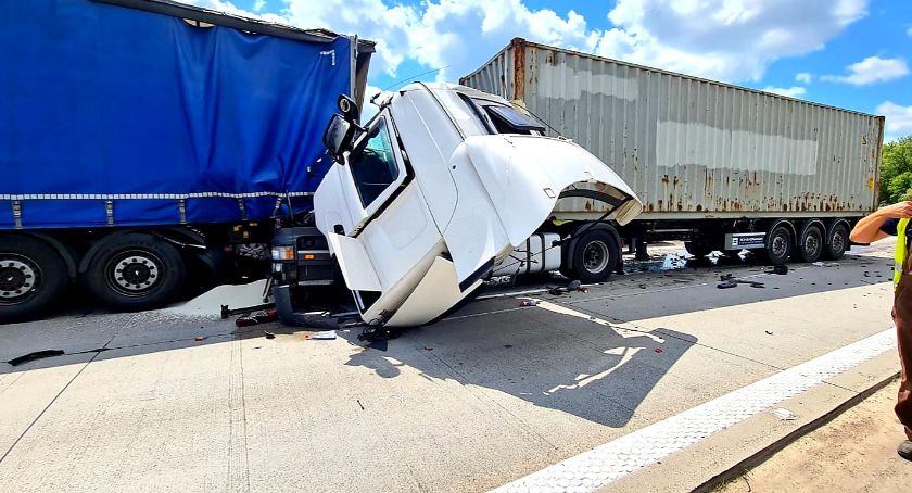 Zderzenie ciężarówek na autostradzie A4. Droga zablokowana
