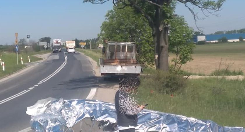 Zgubiony ładunek - Z auta dostawczego na jezdnię spadły rury