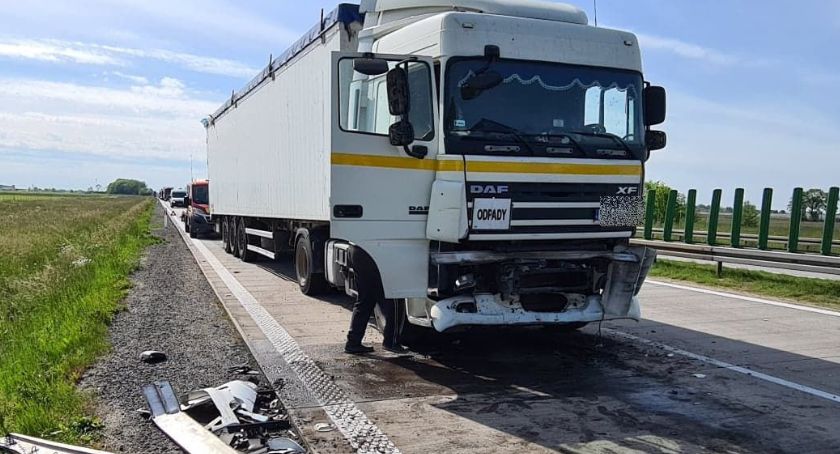 Zderzenie dwóch ciężarówek na autostradzie A4