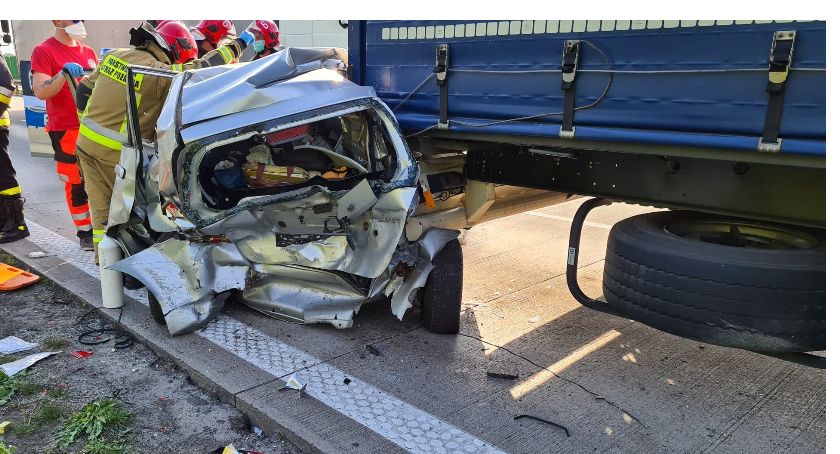 Wypadek na A4. Honda wbita pod TiRa, mercedes w rowie. Duże utrudnienia.