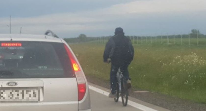 Wjechał rowerem na autostradę A4. Zatrzymała go policja.