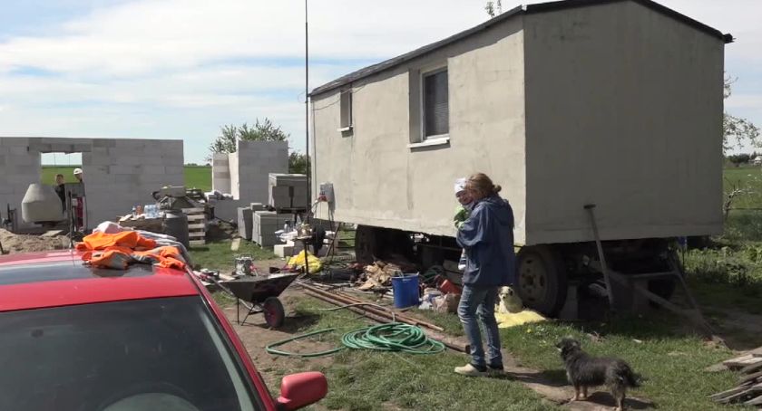 Samotna matka mieszkała z dzieckiem w baraku, sąsiedzi ruszyli z pomocą. 