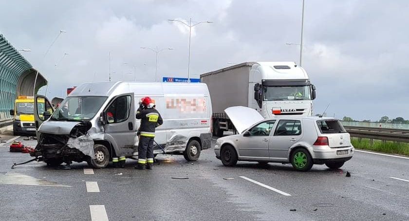 Wypadek na AOW. Bus zderzył się z autem osobowym. Duże utrudnienia.