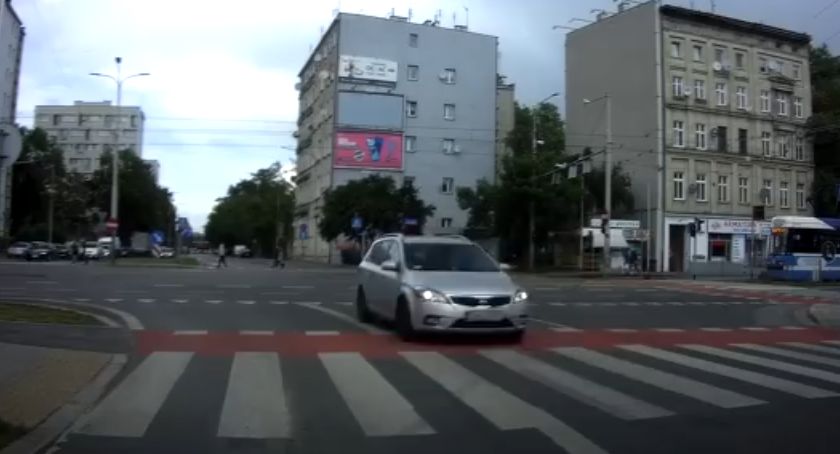 Wjechała pod prąd na skrzyżowaniu - zobacz film