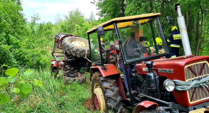 Wywrócony ciągnik rolniczy i pomoc strażaków