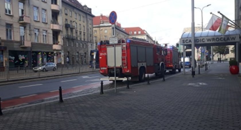Mężczyzna na kominie. Interwencja straży pożarnej.