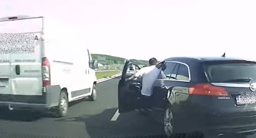 Auto bez kierowcy na S5 pod Wrocławiem. Cudem nie doszło do tragedii.