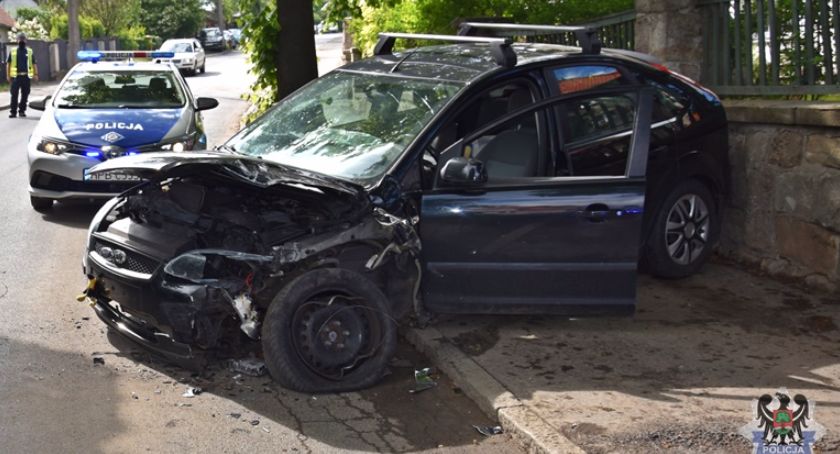 Groźnie wyglądające zderzenie samochodów osobowych w Wałbrzychu. Policjanci kolejny raz apelują o zachowanie zasad bezpieczeństwa na drogach