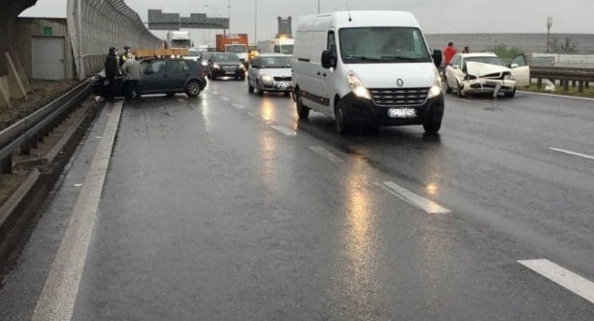 Korek na AOW ma już 10 km długości. Na wysokości stadionu zderzyły się 4 pojazdy