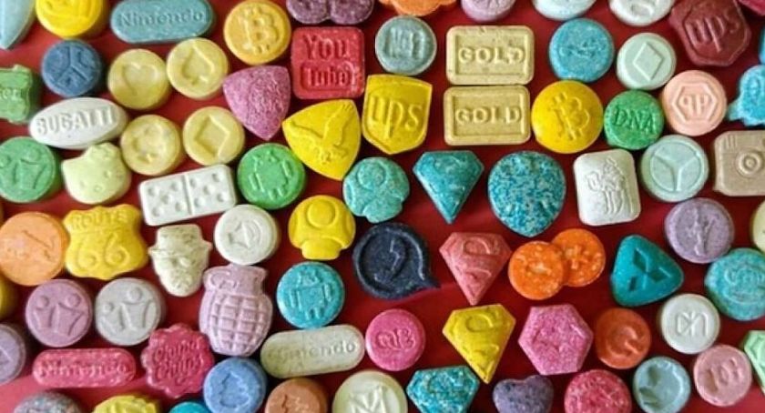 Reklamówka, a w niej blisko 1000 tabletek ecstasy. Właściciel nie potrafił wyjaśnić skąd je ma i do czego są mu potrzebne