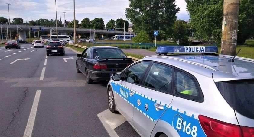 Niezapięte pasy bezpieczeństwa zaprowadziły go prosto za kratki