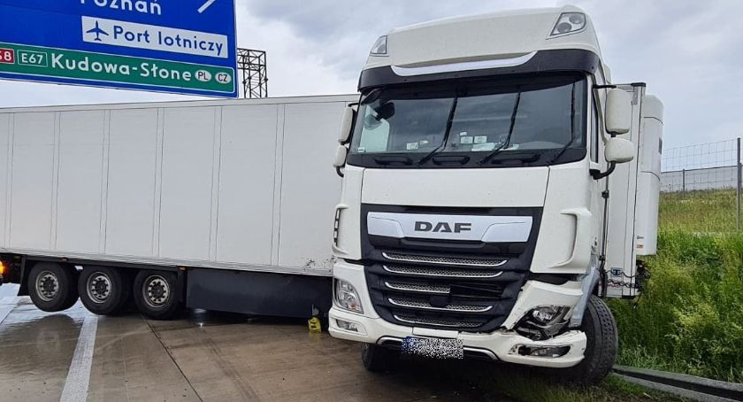 TiR złamał się na autostradzie A4 pod Wrocławiem