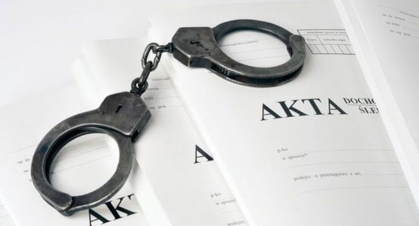 Uciekał przed policjantami i próbował zamienić się miejscami z pasażerem. Był poszukiwany, a także miał sądowy zakaz prowadzenia pojazdów