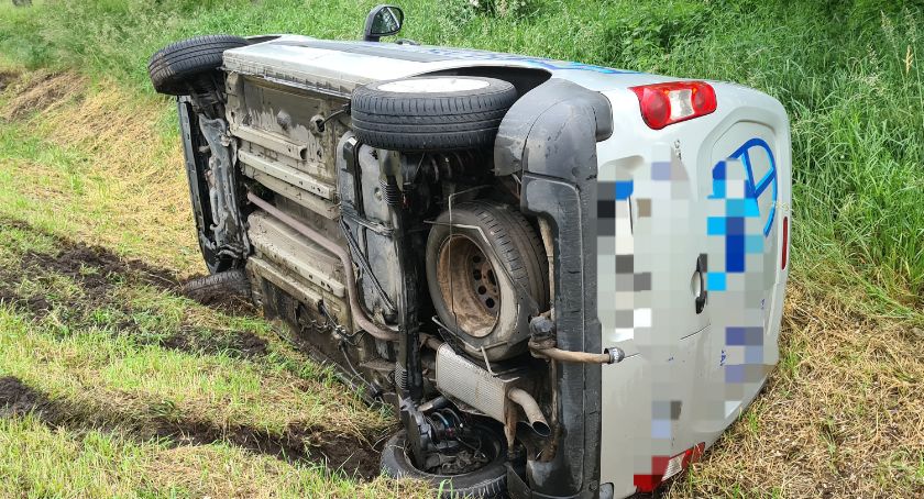 Wpadł w poślizg i wylądował w rowie