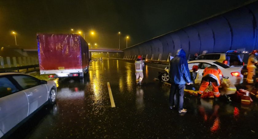 Karambol na AOW na wysokości zjazdu na lotnisko Wrocław. Są osoby poważnie ranne