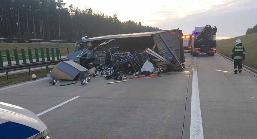 Ciężarówka przewróciła się na A4. Jedna osoba w szpitalu