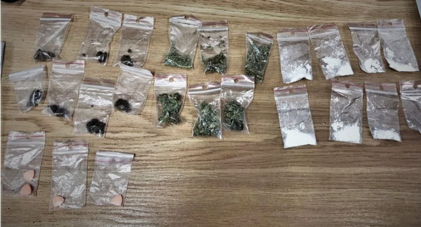 Próbował uciec z ponad 20 opakowaniami narkotyków w kieszeni