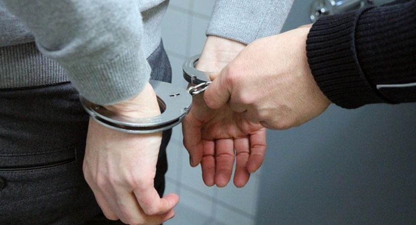 Poszukiwany listem gończym zatrzymany przez funkcjonariuszy z komisariatu w Leśnicy