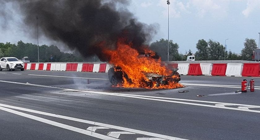 Pożar samochodu osobowego na autostradzie A4