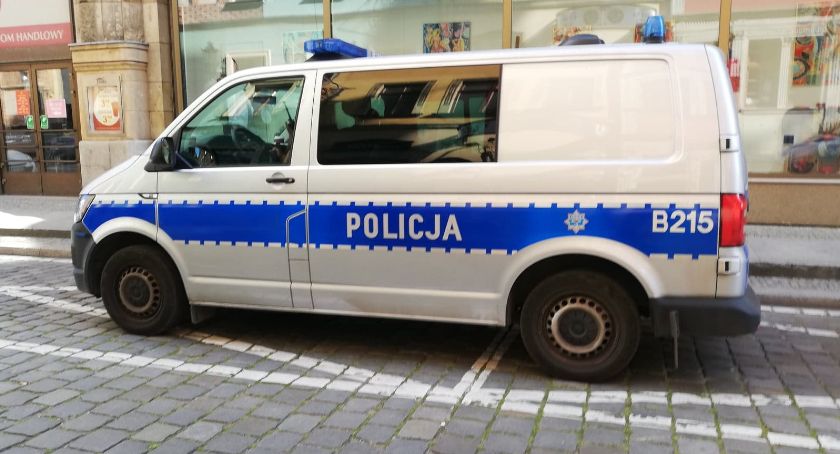 Nie miał w skuterze lusterka, miał za to aktywny zakaz prowadzenia pojazdów 