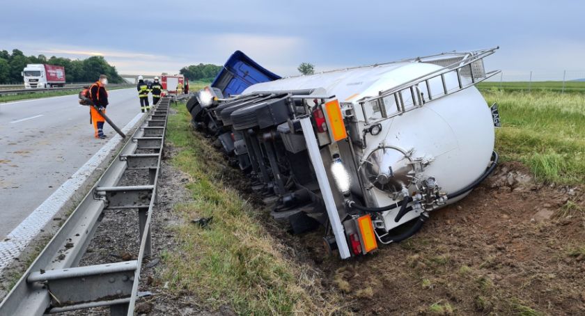 Ciężarówka załadowana towarem leży w rowie na 127 km autostrady A4