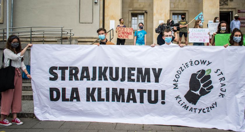 Kto tu kogo uczy? Młodzież stawia szubienicę i protestuje pod kuratorium oświaty i żąda wprowadzenia edukacji klimatycznej. 