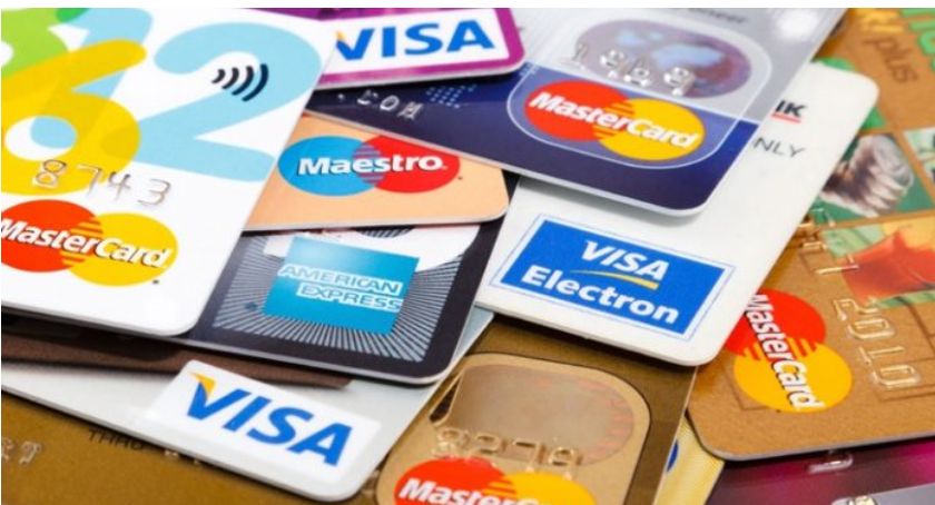 Dwóch zatrzymanych za kradzież karty bankomatowej. Jeden z nich zabrał ją mężczyźnie, który zaproponował mu wspólne spożywanie alkoholu