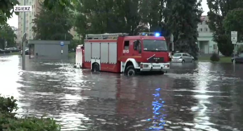 Zalane ulice, połamane drzewa i zerwane linie energetyczne. Nawałnice przeszły nad Polską