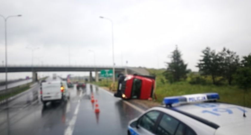 Na AOW przewrócił się bus z meblami