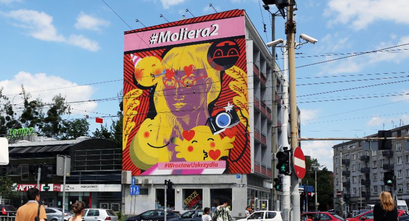 Spektakularny mural na ścianie budynku w centrum miasta