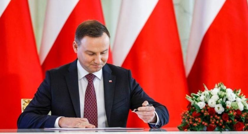 Dodatek solidarnościowy. Komu przysługuje 1400 plus?