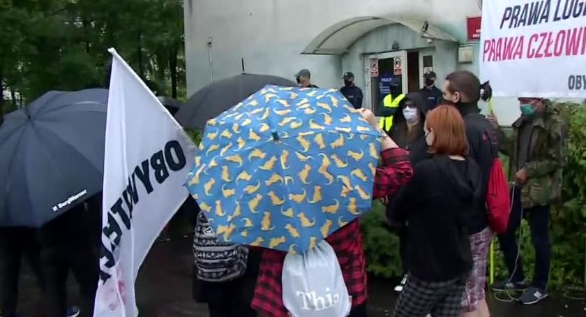 Protest przed komisariatem policji, w którym zmarł Igor Stachowiak