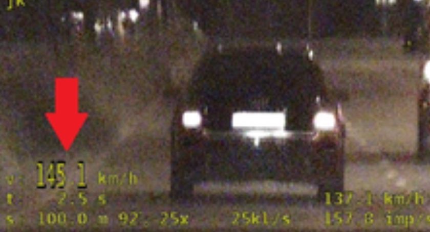 Jechała 145 km/h w obszarze zabudowanym, była nietrzeźwa, posiadała aktywny zakaz prowadzenia pojazdów mechanicznych