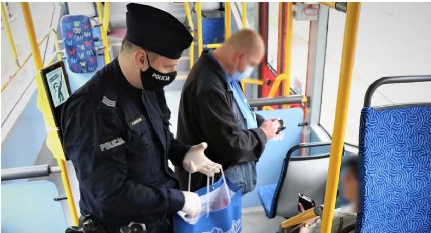 Zamiast mandatu maseczka – Policja i MPK sprawdzają, czy pasażerowie pamiętają o zakrywaniu 