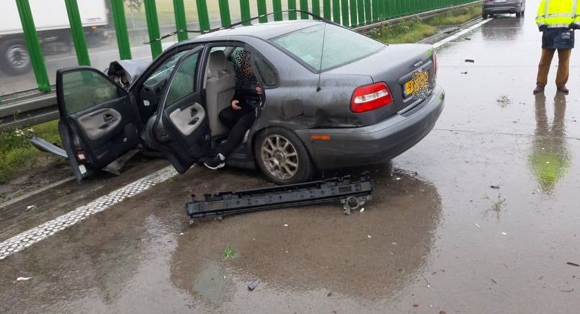 Samochód osobowy uderzył w ciężarówkę na A4