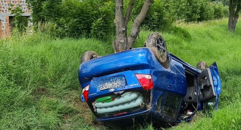 Samochód dachował i uderzył w drzewo. Kierowcy nie było na miejscu.