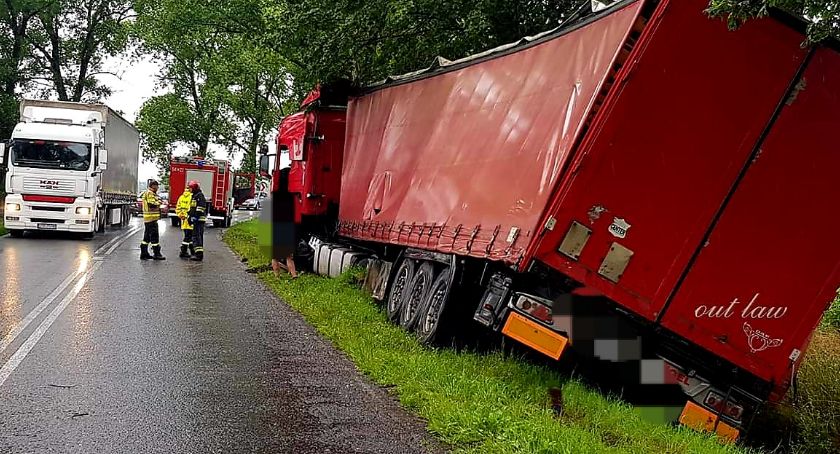 Obróciło TIRa o 180 stopni i wylądował w rowie