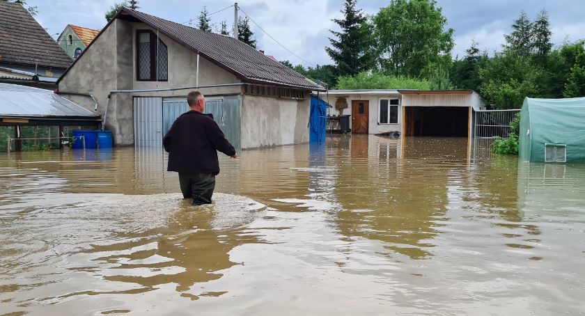 Powódź w okolicy Kłodzka. Zalane budynki, drogi i pola uprawne