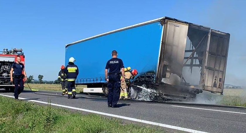 Podczas jazdy zapaliła się naczepa TiRa