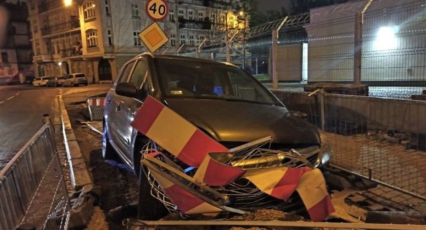 Wrocławscy policjanci zatrzymali nietrzeźwego kierującego, który wjechał do wykopu