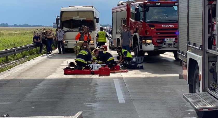 Motocyklista przewrócił się na autostradzie A4. Trafił do szpitala ze złamaniami.