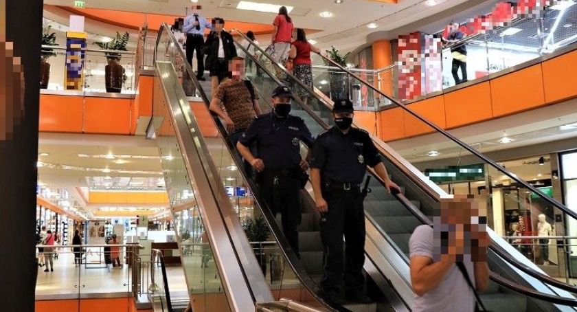 Wrocławscy policjanci sprawdzają galerie i sklepy wielkopowierzchniowe pod kątem przestrzegania zakazów i nakazów