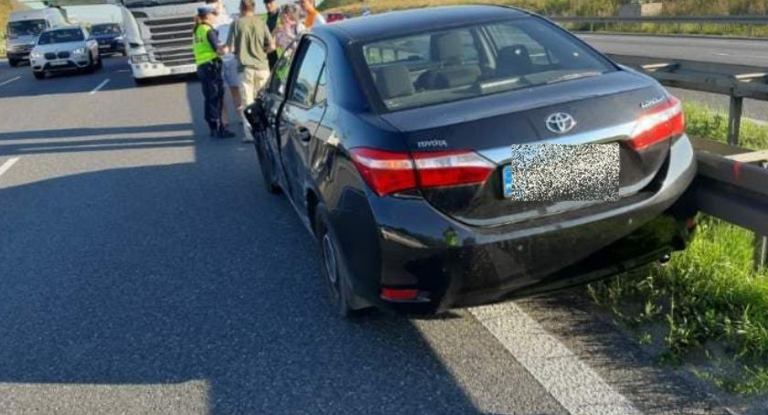 Kierowca ciężarówki nie zauważył auta osobowego. Kolizja na AOW