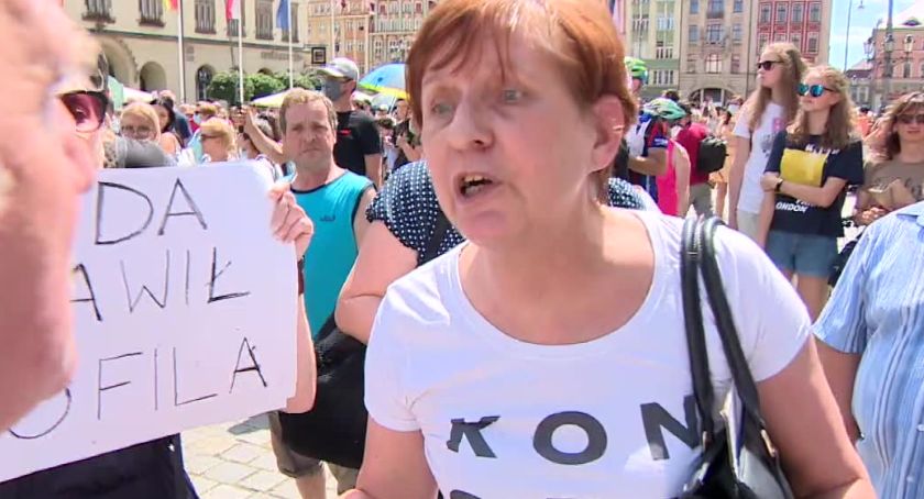 Przepychanki na wiecu Andrzeja Dudy we Wrocławiu