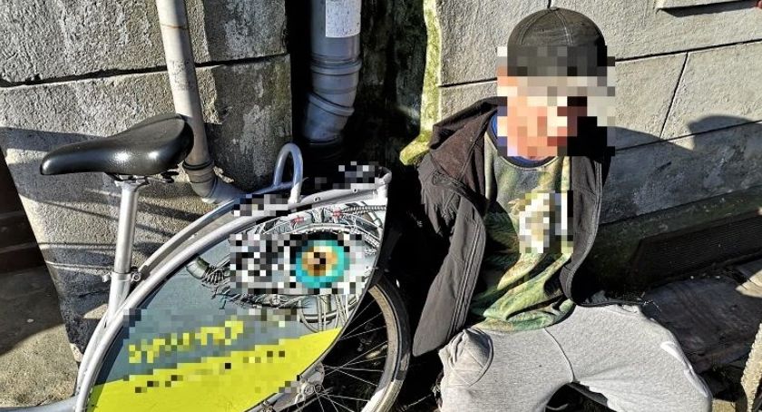 Jechał kradzionym rowerem, a sam był poszukiwany