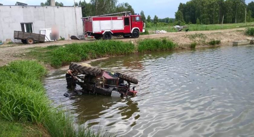 Wjechał ciągnikiem do stawu i utonął